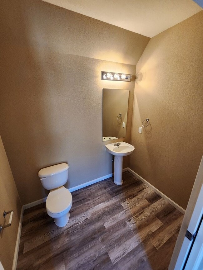 Building Photo - Beautiful Townhome