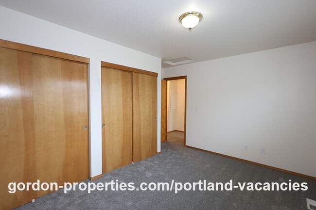 Building Photo - SE Knapp Circle - 3 bedroom duplex with attached single car garage