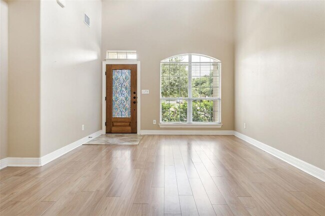 Building Photo - 15528 Interlachen Dr