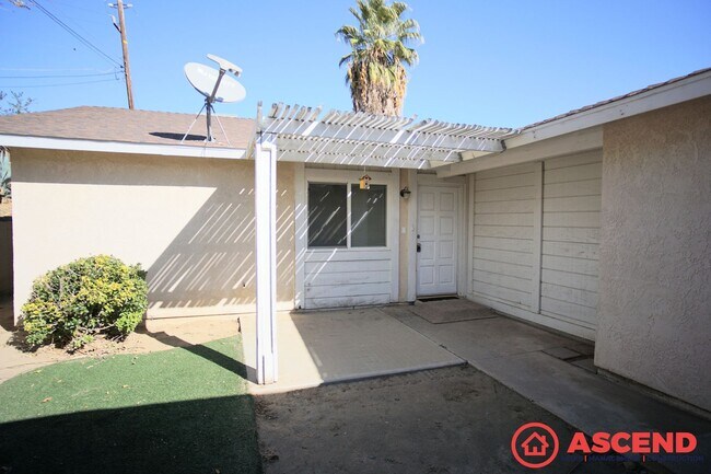 Building Photo - 3200 Crestline Rd