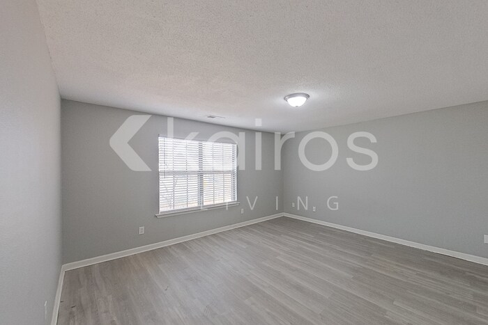 Building Photo - 2102 Spring Hill Cir