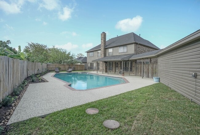 Building Photo - 2108 Lakeway Dr