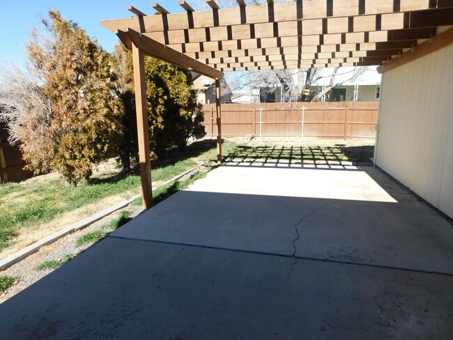 Building Photo - Spacious Home in Fruitvale