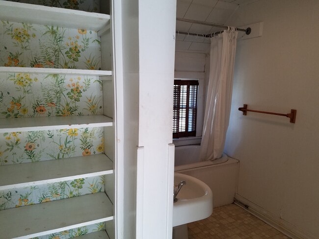 Building Photo - 622 W 18th St