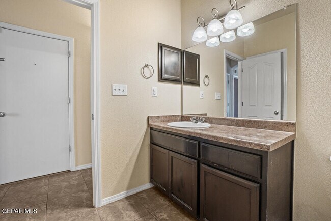 Building Photo - 2932 Pino Triste Dr