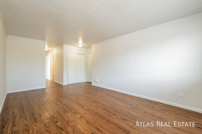 Building Photo - Top Floor 2 Bedroom Apartment Steps from R...