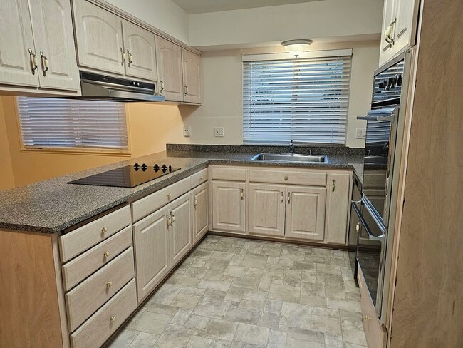 Building Photo - 405 W Southwood Dr