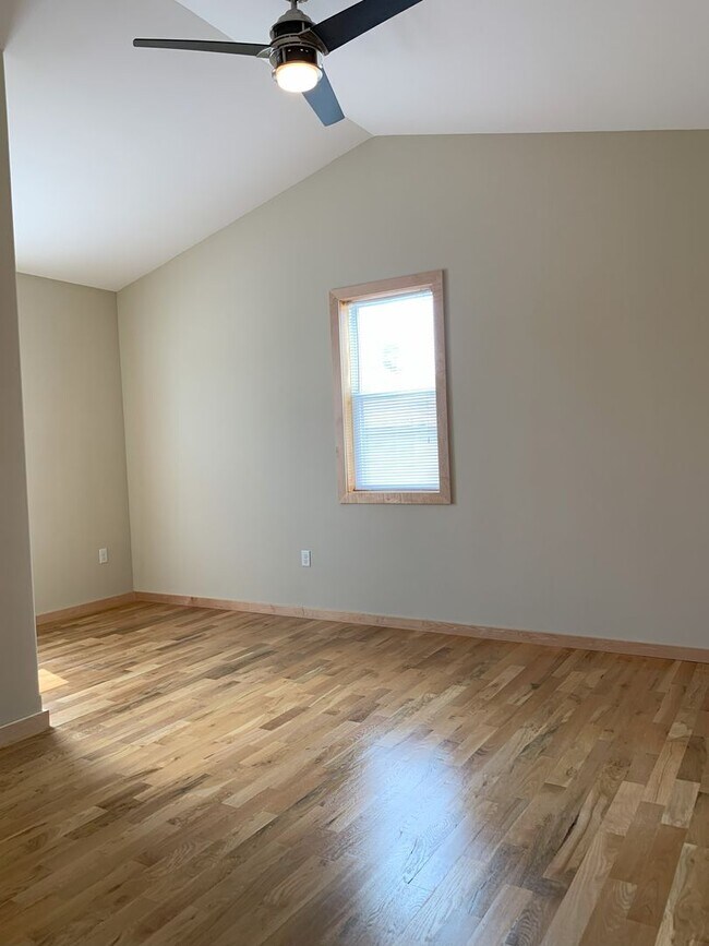 Building Photo - Bayview 2-bedroom loft style house, hardwood floors, AC, parking, fireplace