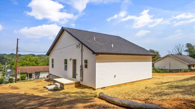 Building Photo - 3900 Lilac Ave