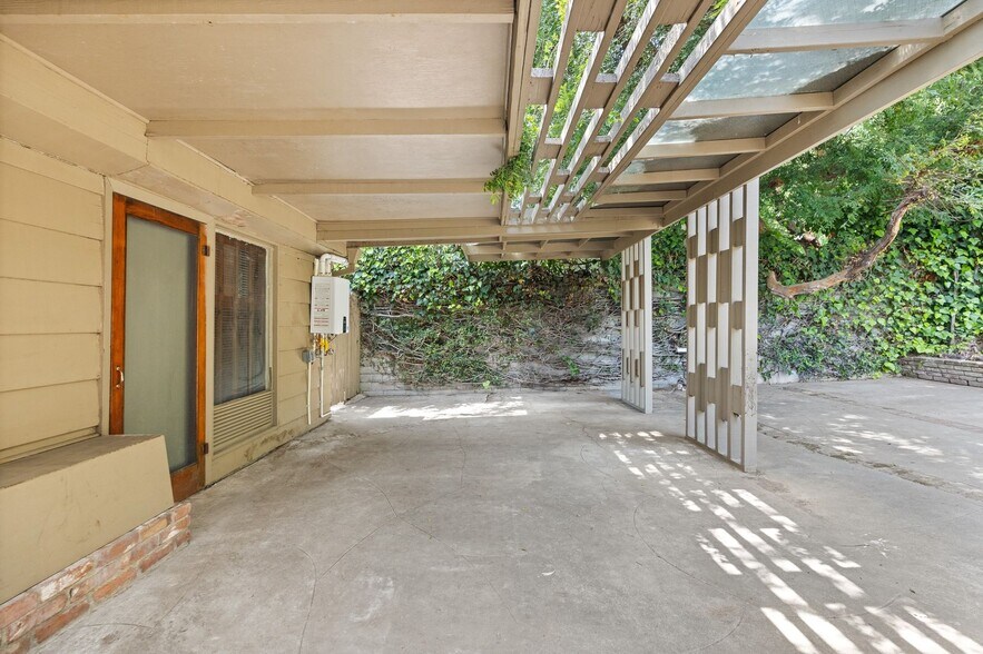 Building Photo - Classic Mid-Century home moments from Fryman Canyon