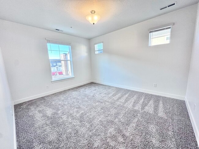 Building Photo - 4655 Alder Dr