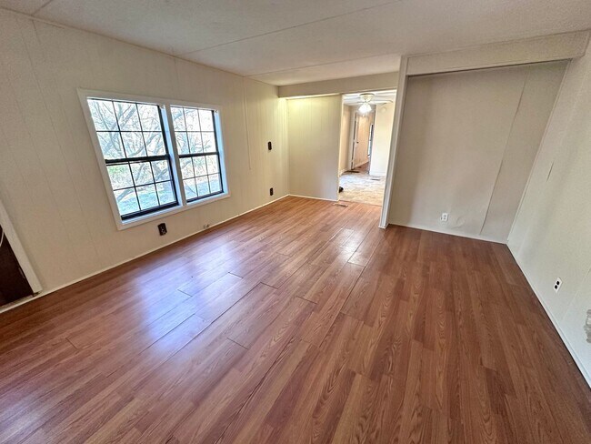 Building Photo - 3 Bedrooms, 2 Bathroom - House in East Rome!