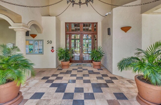 Building Photo - 1000 Crestwood Ct S