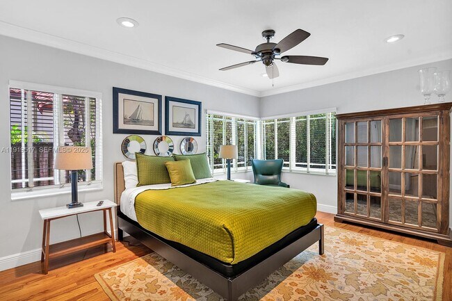 Building Photo - 5915 La Gorce Dr