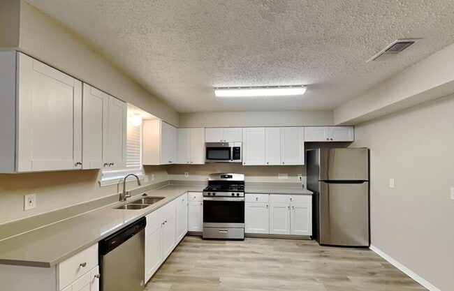 Building Photo - MOVE IN READY