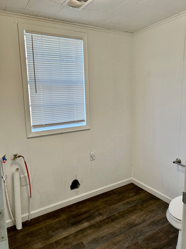 Building Photo - 3 Bedroom 1 1/2 Bath – For Rent!
