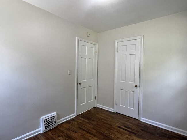 Building Photo - 3-BDR 1-BTH House in Lansing