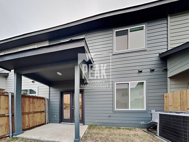 Building Photo - Beautiful Townhome: 3 Bed/2.5 Bath located...