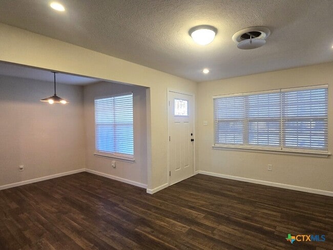 Building Photo - 406 Oak St