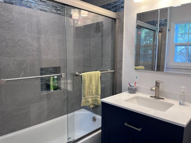 Building Photo - Fully Furnished- 2 bedroom/ 2 bathroom in ...