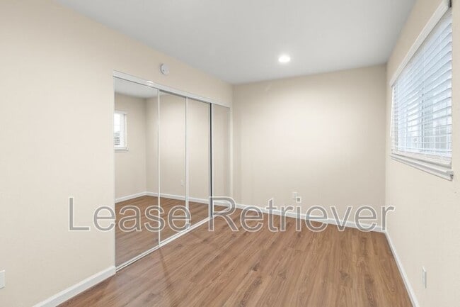 Building Photo - 990 Palm Cir