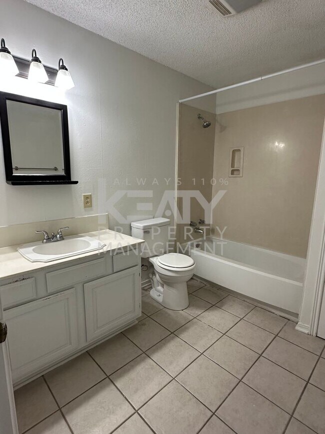 Building Photo - 2 Bed / 1.5 Bath Apartment COMING SOON!