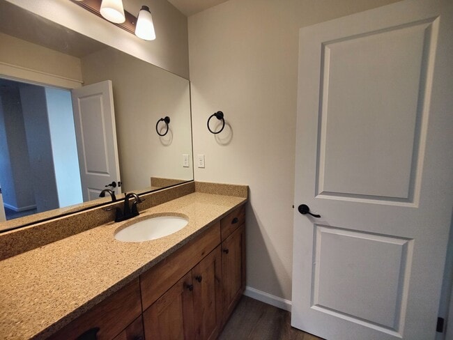 Building Photo - Beautiful 3x2.5 with fenced patio and upstairs bonus area