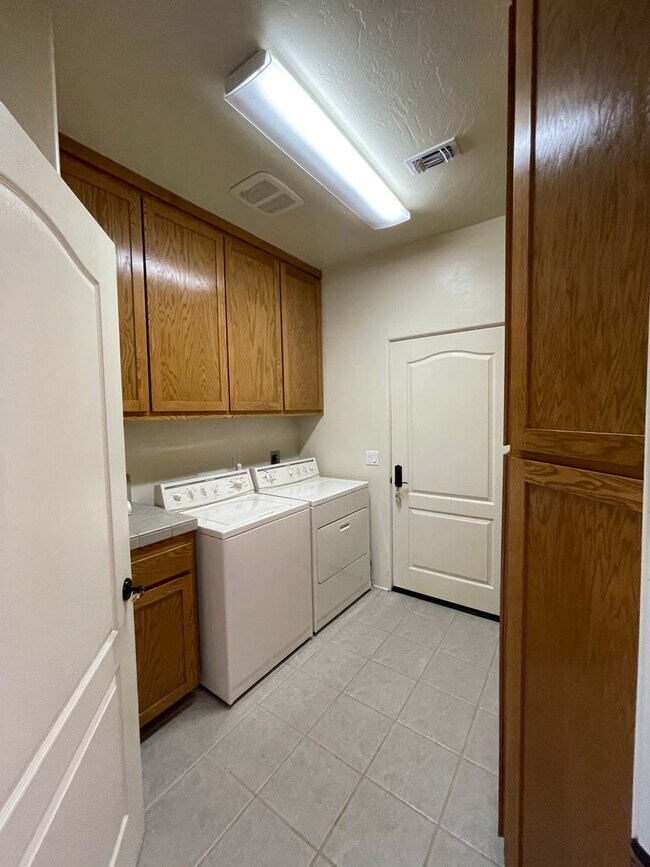 Building Photo - Gorgeous Wine Country 3 Bedroom 2 Bath Sin...