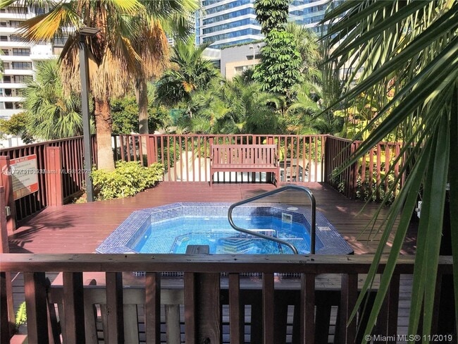 Building Photo - 1450 Brickell Bay Dr