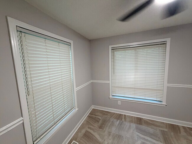 Building Photo - Room in House on Cox Mill Rd