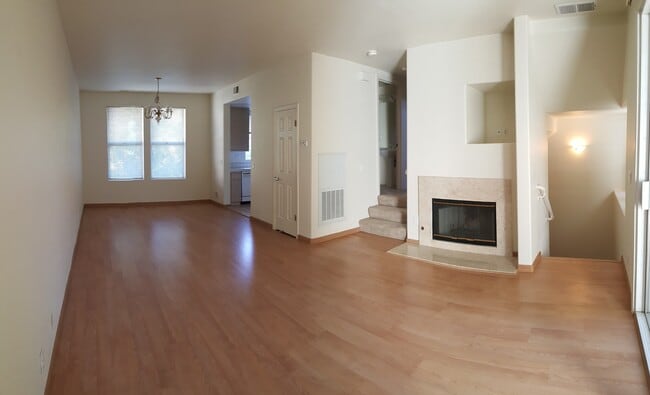 Building Photo - Rare Villagio 2 level townhome with garage and balcony, plus Den