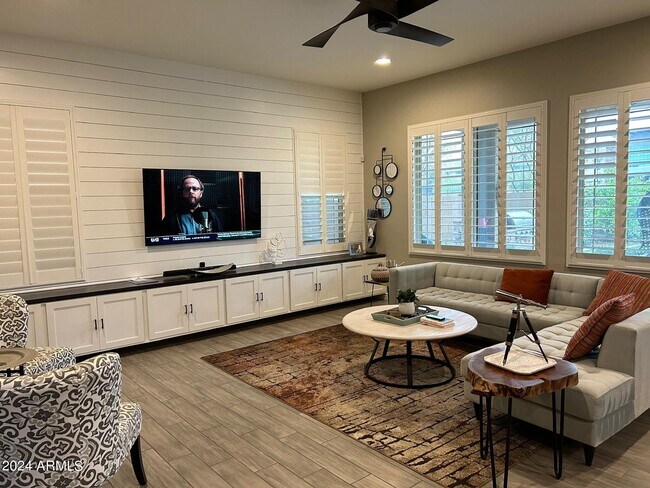 Building Photo - 3318 E Los Gatos Dr