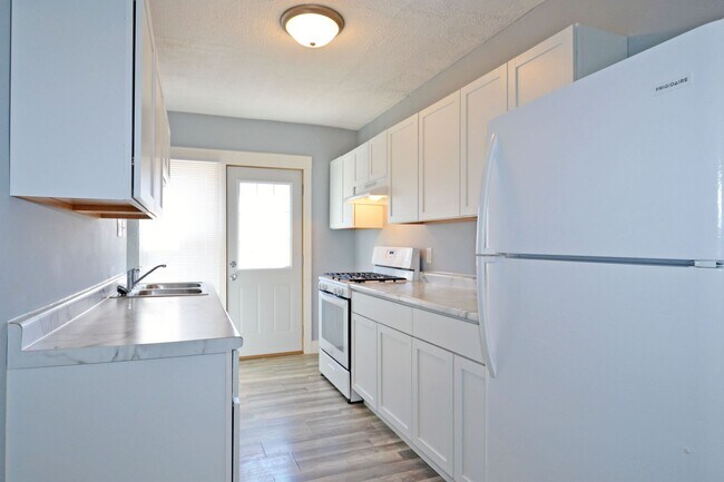 Building Photo - 3-bedroom, 1-bathroom***Available