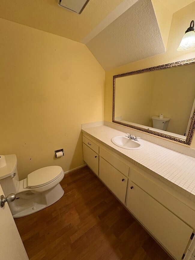Building Photo - 2 Bed/2.5 Bath Townhome with Garage, Pool and Tennis Court
