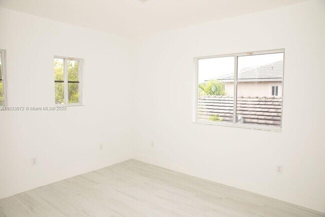 Building Photo - 273 SE 32nd Ave