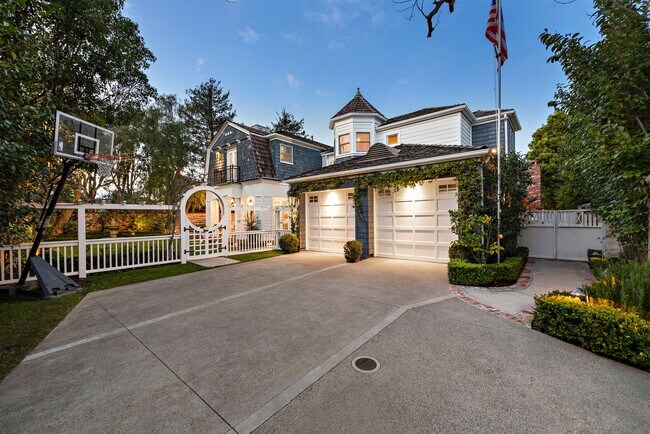 Building Photo - 20 Cape Danbury