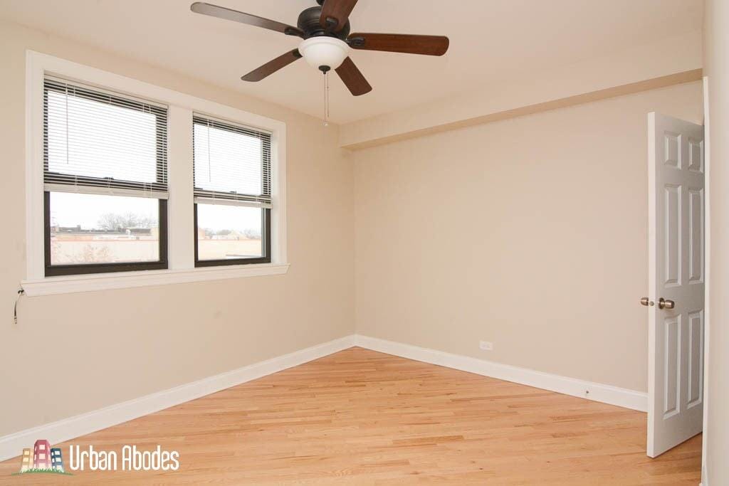 Building Photo - 922 N Green Bay Rd