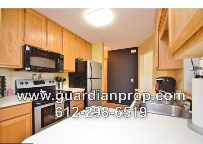 Building Photo - Rosemount Townhouse Available September 1,...