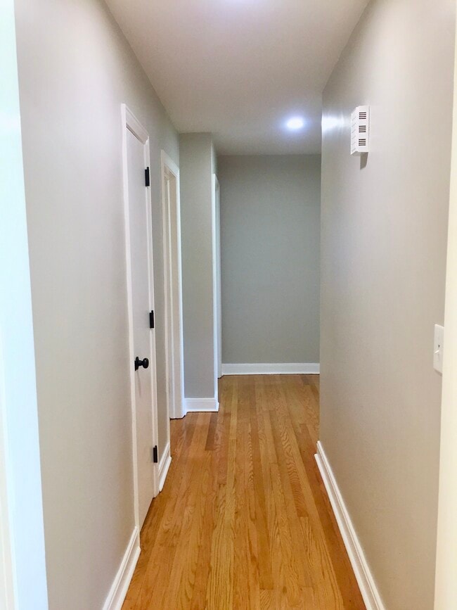 Building Photo - 802 Hillmoor Dr