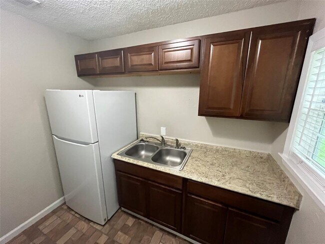 Building Photo - 8418 Grovecrest Dr