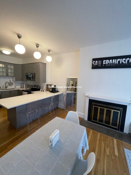 Building Photo - 922 Beacon St