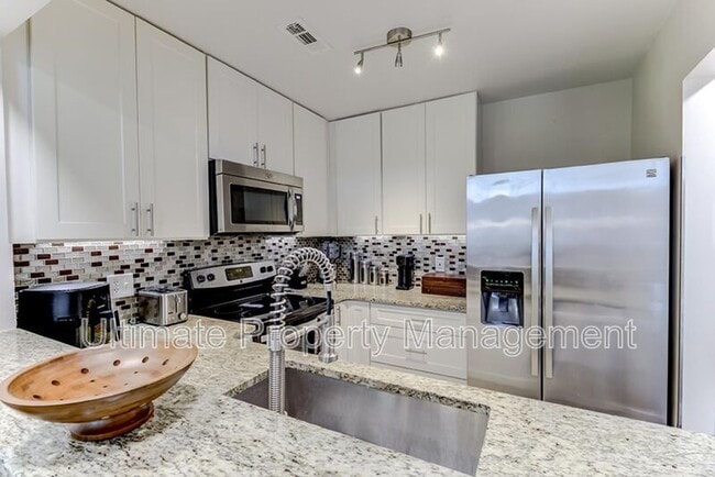 Building Photo - 207 St Luke Ct
