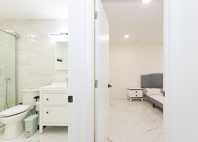 Building Photo - 8545 Casa Del Lago