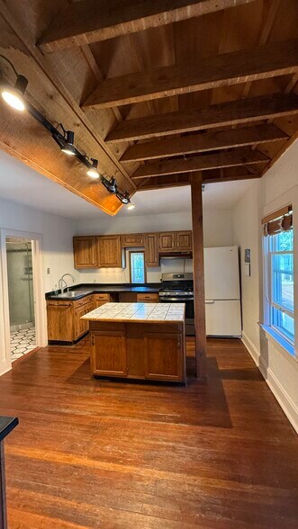 Kitchen 1 - 528 E Glover Ave