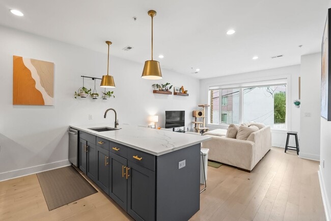 Building Photo - Bi-Level Shaw Condo