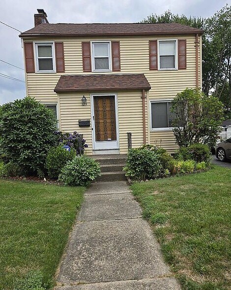 Primary Photo - 129 Roslyn St