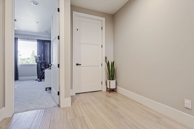 Building Photo - Townhouse For Rent in the Heart of Scottsdale