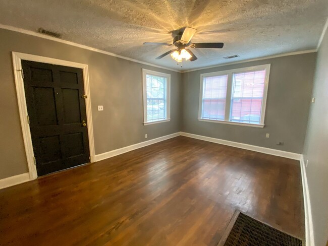 Building Photo - 2 bed, 1 bath with hardwood floors by U of...