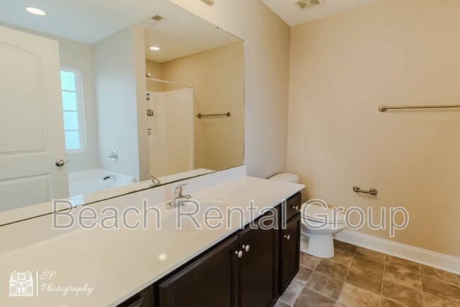 Building Photo - 246 Macarthur Dr