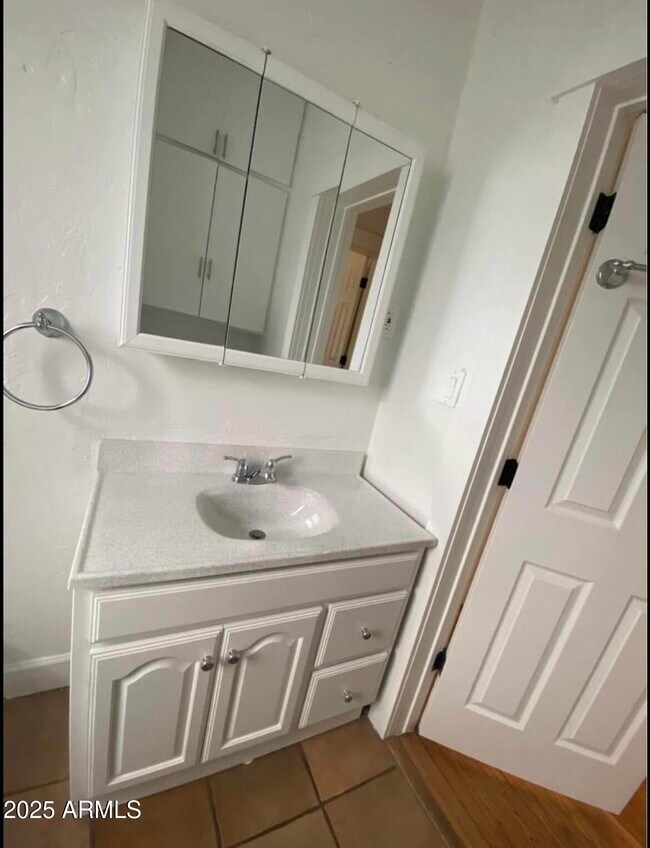 Building Photo - 2318 N Dayton St